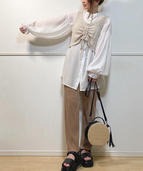 JUNOAH（ジュノア）の「ボリュームスリーブスタンドカラーシアーシャツ（シャツ/ブラウス・レディース・ブラック/ホワイト/チャコール/グレイッシュベージュ/ライトグレー・FREE）」の12枚目の写真