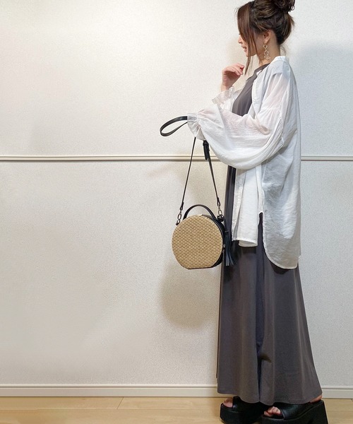 JUNOAH（ジュノア）の「ボリュームスリーブスタンドカラーシアーシャツ（シャツ/ブラウス・レディース・ブラック/ホワイト/チャコール/グレイッシュベージュ/ライトグレー・FREE）」の8枚目の写真