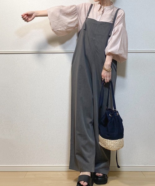 JUNOAH（ジュノア）の「ボリュームスリーブスタンドカラーシアーシャツ（シャツ/ブラウス・レディース・ブラック/ホワイト/チャコール/グレイッシュベージュ/ライトグレー・FREE）」の6枚目の写真