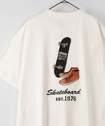 VISION STREET WEAR（ヴィジョンストリートウェア）の「【VISION STREET  WEAR/ヴィジョンストリートウェア】サテンスケートボード＆スニーカー ワッペン半袖Tシャツ（Tシャツ/カットソー・メンズ）」