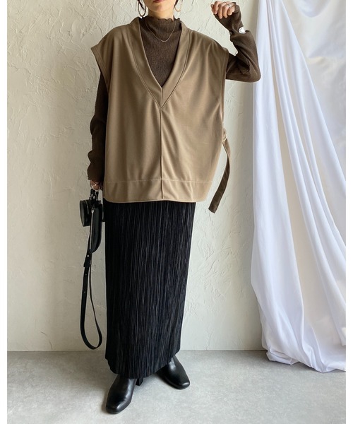 She's Closet(シーズクローゼット)の「サイドオープン深Vネックサイドベルト付き配色ロングベスト(ベスト・レディース・ブラック/オフホワイト/ダークパープル/モカ・FREE)」の5枚目の写真