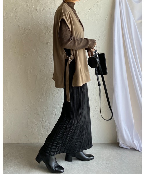 She's Closet(シーズクローゼット)の「サイドオープン深Vネックサイドベルト付き配色ロングベスト(ベスト・レディース・ブラック/オフホワイト/ダークパープル/モカ・FREE)」の6枚目の写真