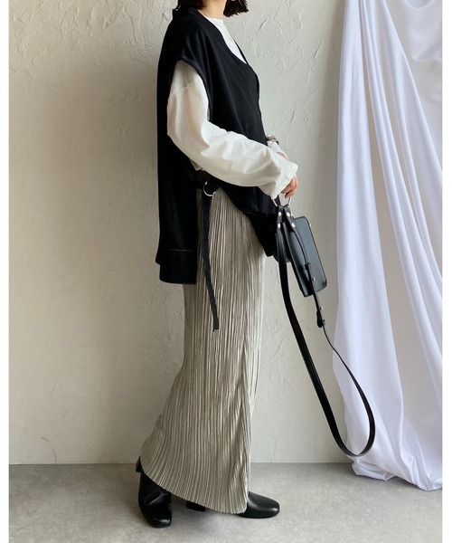 She's Closet(シーズクローゼット)の「サイドオープン深Vネックサイドベルト付き配色ロングベスト(ベスト・レディース・ブラック/オフホワイト/ダークパープル/モカ・FREE)」の11枚目の写真