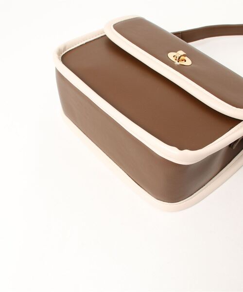 SPINNS（スピンズ）の「フェイクレザー パイピングデザインショルダーバッグ（ショルダーバッグ・レディース・アイボリー/ブラウン/ブルー/イエロー/グレイッシュベージュ/アイボリー系・ONESIZE）」の8枚目の写真