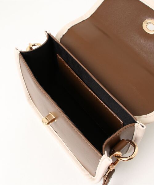 SPINNS（スピンズ）の「フェイクレザー パイピングデザインショルダーバッグ（ショルダーバッグ・レディース・アイボリー/ブラウン/ブルー/イエロー/グレイッシュベージュ/アイボリー系・ONESIZE）」の9枚目の写真