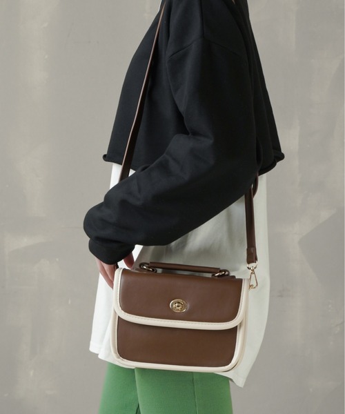 SPINNS（スピンズ）の「フェイクレザー パイピングデザインショルダーバッグ（ショルダーバッグ・レディース・アイボリー/ブラウン/ブルー/イエロー/グレイッシュベージュ/アイボリー系・ONESIZE）」の2枚目の写真
