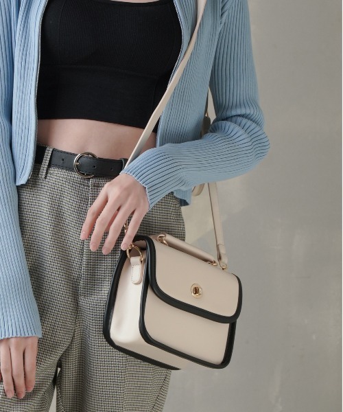 SPINNS（スピンズ）の「フェイクレザー パイピングデザインショルダーバッグ（ショルダーバッグ・レディース・アイボリー/ブラウン/ブルー/イエロー/グレイッシュベージュ/アイボリー系・ONESIZE）」の21枚目の写真