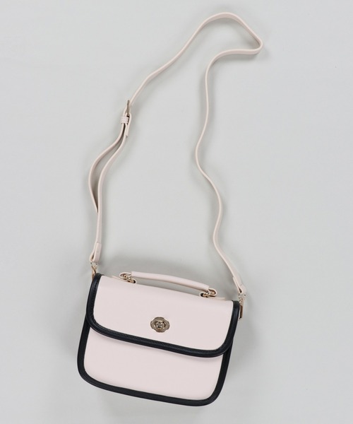 SPINNS（スピンズ）の「フェイクレザー パイピングデザインショルダーバッグ（ショルダーバッグ・レディース・アイボリー/ブラウン/ブルー/イエロー/グレイッシュベージュ/アイボリー系・ONESIZE）」の22枚目の写真