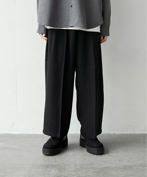 CASPER JOHN（キャスパージョン）の「Action texture tapered wide slacks/アクションテクスチャーテーパードワイドスラックス（スラックス・メンズ・チャコールグレー/ライトグレー/ブラック/ネイビー/ブラウン/ブルー/オレンジ・SMALL/MEDIUM/LARGE）」の2枚目の写真