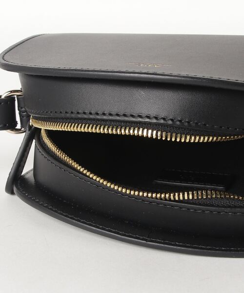 A.P.C.（アーペーセー）の「A.P.C. Demi-Lune アー・ペー・セー ドゥミリュンヌ ショルダーバッグ（ショルダーバッグ・レディース・ブラック/ネイビー/ボルドー/グレー系その他/グリーン系/ブラウン系/グリーン/ライトベージュ・FREE）」の15枚目の写真