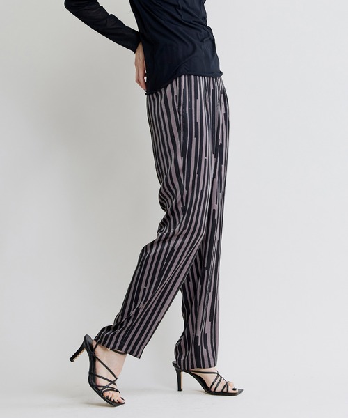 NOISE MAKER(ノイズメーカー)の「ペイントランダムストライプテーパードパンツ(その他パンツ・レディース・ブラック/ベージュ/グリーン・38/36)」の2枚目の写真