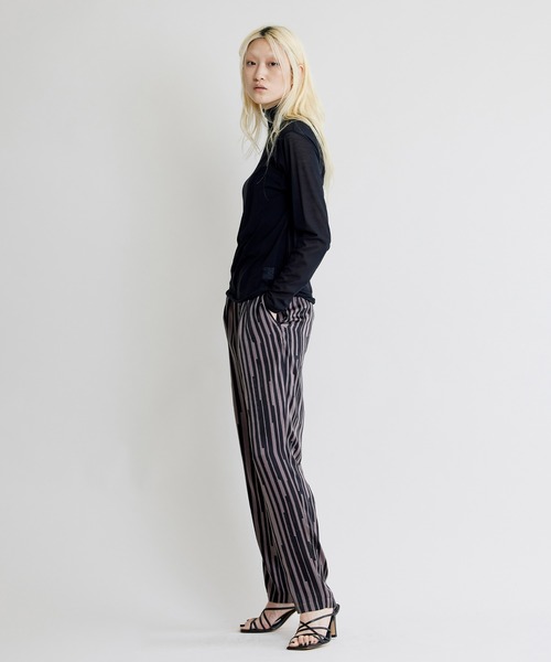 NOISE MAKER(ノイズメーカー)の「ペイントランダムストライプテーパードパンツ(その他パンツ・レディース・ブラック/ベージュ/グリーン・38/36)」の6枚目の写真