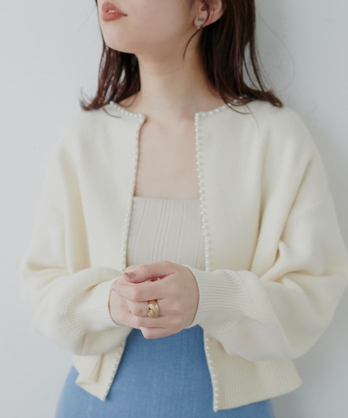 上品なパール使いが目を惹くパールトリムクルーネックカーディガン