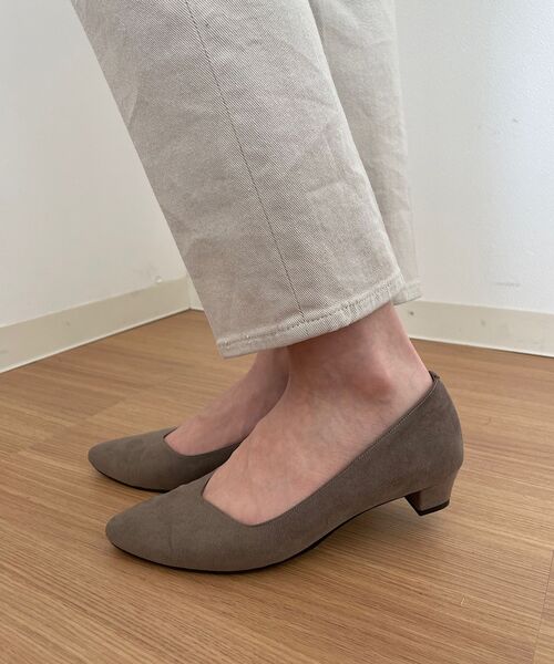 grove（グローブ）の「【はっ水加工】やわここちローヒールパンプス(3.0cm)（パンプス・レディース・ブラック/グレー/サンドベージュ/ピンク系・50/10/15 /20/55/45/35/25/40/30）」の6枚目の写真