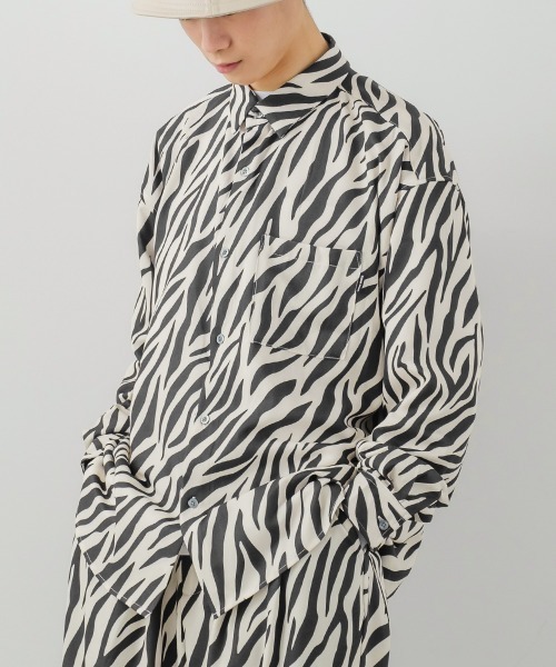 improves（インプローブス）の「とろみジョーゼット 総柄プリント シャツ セットアップ対応（シャツ/ブラウス・メンズ・A/ホワイト/ブラック/チャコールグレー/ブルー/グリーン/B/ライトグレー/アイボリー・LARGE/MEDIUM）」の3枚目の写真