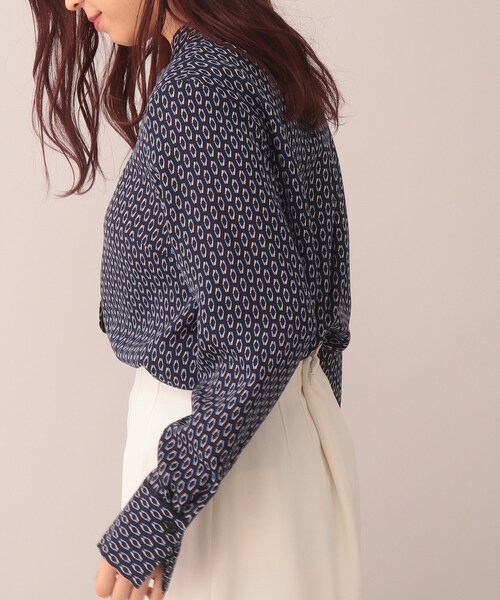 UNTITLED（アンタイトル）の「◆ネオンジオメ バンドカラーブラウス【洗える】（シャツ/ブラウス・レディース・ベージュ系その他4/ネイビー系・44/48/00/01/02/03/04）」の4枚目の写真