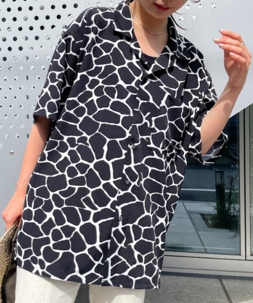 LAVEANGE（ラビアンジェ）の「オープンカラーシャツ（シャツ/ブラウス・レディース・ブラック/パープル/ピンク/ブルー/ライトグリーン・F）」の2枚目の写真