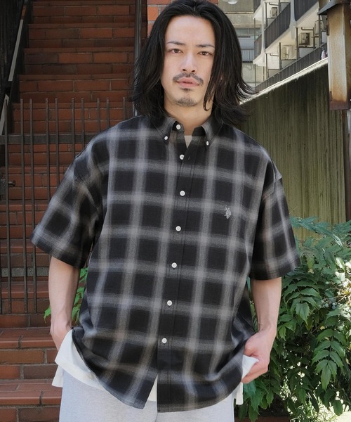 U.S. POLO ASSN.(ユーエスポロアッスン)の「U.S. POLO ASSN. / ユーエスポロアッスン 別注 コラボ ビッグシルエット オーバーサイズ 半袖シャツ(シャツ/ブラウス・メンズ・ホワイト/ブラック/ネイビー/ブルー/ライトベージュ/ブラック系その他/ブルー系その他/ブラック系その他2/サックスブルー/ブルー系その他2・MEDIUM/LARGE)」の4枚目の写真