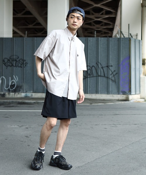 U.S. POLO ASSN.(ユーエスポロアッスン)の「U.S. POLO ASSN. / ユーエスポロアッスン 別注 コラボ ビッグシルエット オーバーサイズ 半袖シャツ(シャツ/ブラウス・メンズ・ホワイト/ブラック/ネイビー/ブルー/ライトベージュ/ブラック系その他/ブルー系その他/ブラック系その他2/サックスブルー/ブルー系その他2・MEDIUM/LARGE)」の20枚目の写真