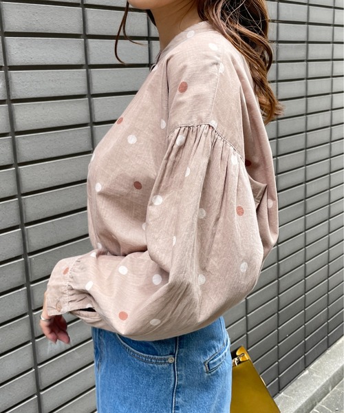 Meli rich(メリーリッチ)の「可愛さ満点。コーデュロイランダムドットブラウス(シャツ/ブラウス・レディース・ブラック/グレイッシュベージュ/テラコッタ・M/L)」の7枚目の写真