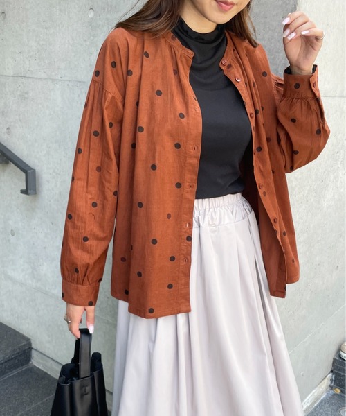 Meli rich(メリーリッチ)の「可愛さ満点。コーデュロイランダムドットブラウス(シャツ/ブラウス・レディース・ブラック/グレイッシュベージュ/テラコッタ・M/L)」の19枚目の写真