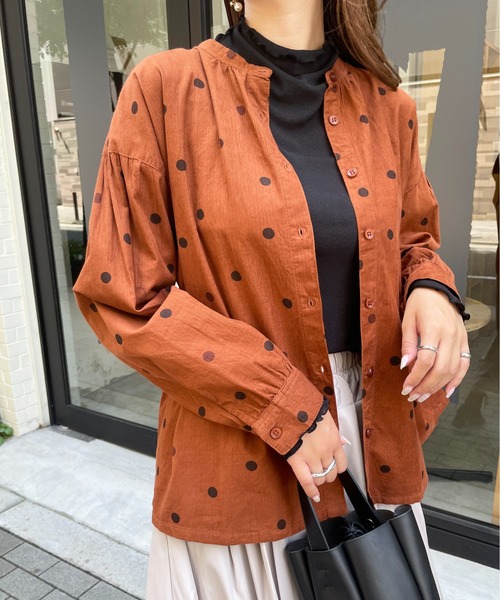 Meli rich(メリーリッチ)の「可愛さ満点。コーデュロイランダムドットブラウス(シャツ/ブラウス・レディース・ブラック/グレイッシュベージュ/テラコッタ・M/L)」の21枚目の写真