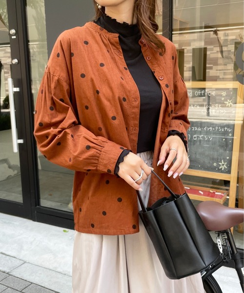 Meli rich(メリーリッチ)の「可愛さ満点。コーデュロイランダムドットブラウス(シャツ/ブラウス・レディース・ブラック/グレイッシュベージュ/テラコッタ・M/L)」の22枚目の写真