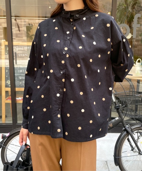 Meli rich(メリーリッチ)の「可愛さ満点。コーデュロイランダムドットブラウス(シャツ/ブラウス・レディース・ブラック/グレイッシュベージュ/テラコッタ・M/L)」の13枚目の写真