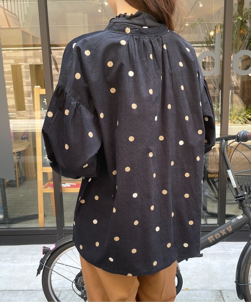 Meli rich(メリーリッチ)の「可愛さ満点。コーデュロイランダムドットブラウス(シャツ/ブラウス・レディース・ブラック/グレイッシュベージュ/テラコッタ・M/L)」の16枚目の写真