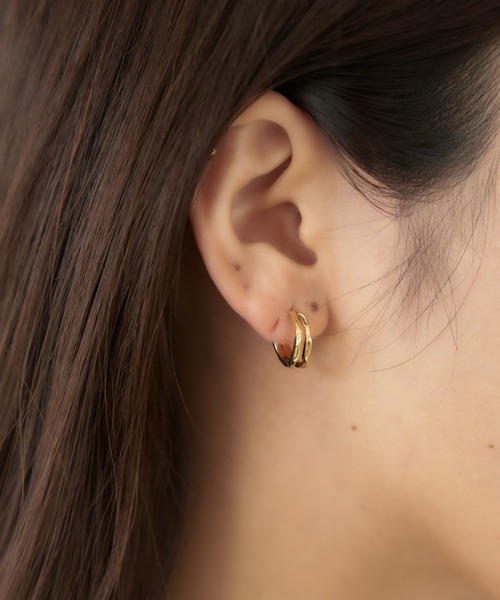 Geel(ギール)の「Geel/ダブルライン ハーフフープピアス(ピアス(両耳用)・レディース・シルバー/ゴールド・FREE)」の2枚目の写真