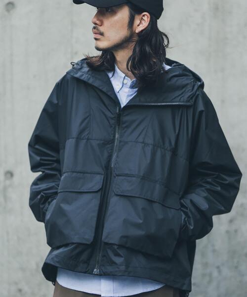 URBAN RESEARCH Sonny Label（アーバンリサーチサニーレーベル）の「ショートフードパーカー（ナイロンジャケット・メンズ・ブラック/グリーン系その他/ライトカーキ・LARGE/MEDIUM）」の2枚目の写真