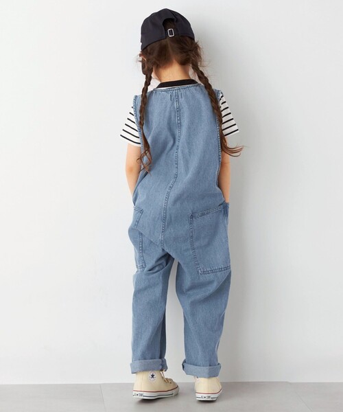 SHIPS any（シップス エニィ）の「ARCH&LINE: ライト デニム サロペット<KIDS>（サロペット/オーバーオール・キッズ・ライトブルー/ブルー・M(125-135)/L(140-150)）」の5枚目の写真