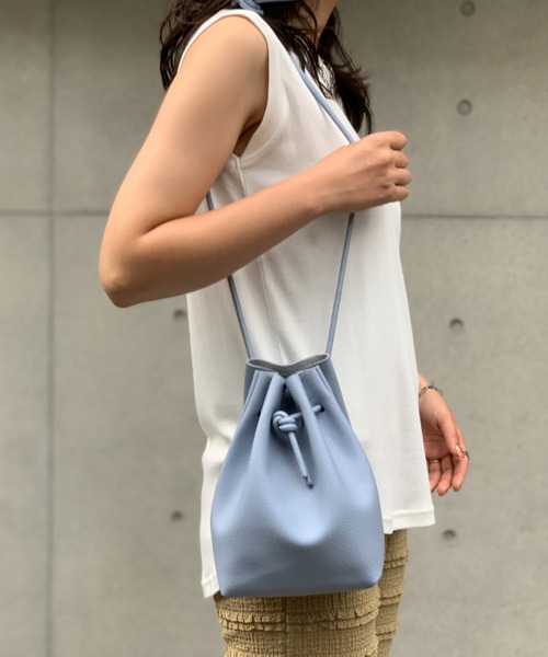 mi via loca（ミヴィアロカ）の「フェイクレザー巾着バッグ（ショルダーバッグ・レディース・ホワイト/グリーン/イエロー/ブラック/ブルー・FREE）」の4枚目の写真