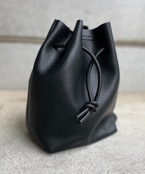 mi via loca（ミヴィアロカ）の「フェイクレザー巾着バッグ（ショルダーバッグ・レディース・ホワイト/グリーン/イエロー/ブラック/ブルー・FREE）」の3枚目の写真