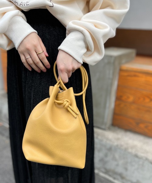 mi via loca（ミヴィアロカ）の「フェイクレザー巾着バッグ