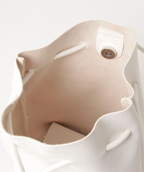 mi via loca（ミヴィアロカ）の「フェイクレザー巾着バッグ（ショルダーバッグ・レディース・ホワイト/グリーン/イエロー/ブラック/ブルー・FREE）」の18枚目の写真