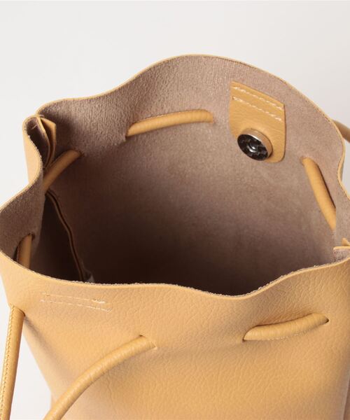 mi via loca（ミヴィアロカ）の「フェイクレザー巾着バッグ（ショルダーバッグ・レディース・ホワイト/グリーン/イエロー/ブラック/ブルー・FREE）」の19枚目の写真