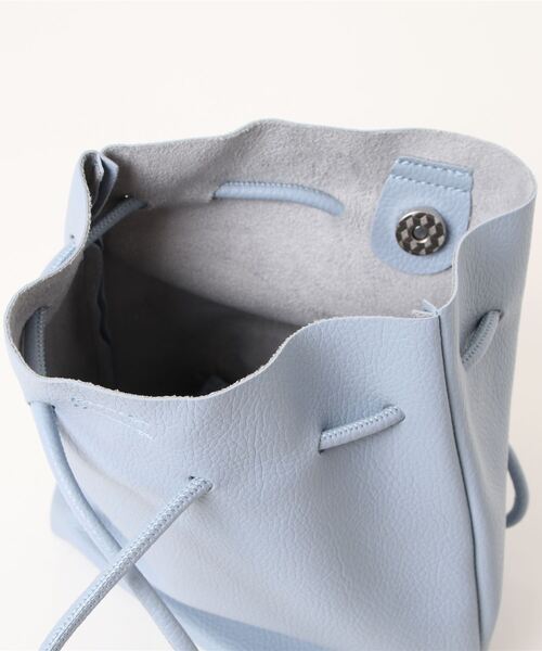 mi via loca（ミヴィアロカ）の「フェイクレザー巾着バッグ（ショルダーバッグ・レディース・ホワイト/グリーン/イエロー/ブラック/ブルー・FREE）」の15枚目の写真