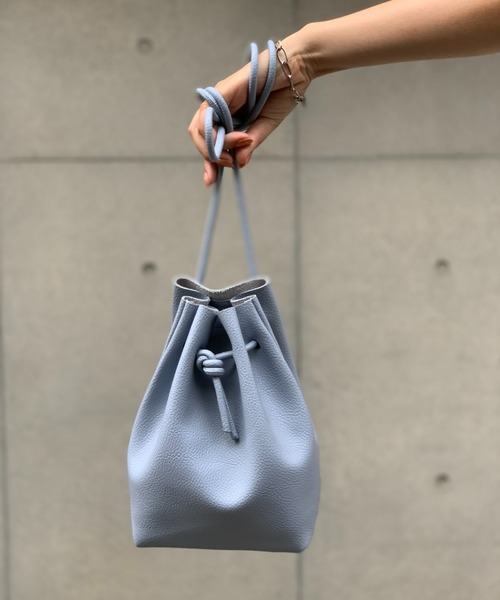 mi via loca（ミヴィアロカ）の「フェイクレザー巾着バッグ（ショルダーバッグ・レディース・ホワイト/グリーン/イエロー/ブラック/ブルー・FREE）」の21枚目の写真