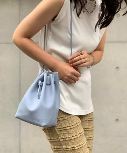 mi via loca（ミヴィアロカ）の「フェイクレザー巾着バッグ（ショルダーバッグ・レディース・ホワイト/グリーン/イエロー/ブラック/ブルー・FREE）」の22枚目の写真