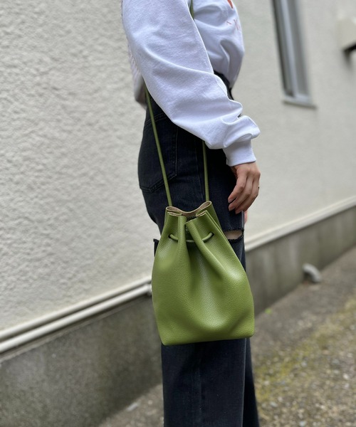 mi via loca（ミヴィアロカ）の「フェイクレザー巾着バッグ（ショルダーバッグ・レディース・ホワイト/グリーン/イエロー/ブラック/ブルー・FREE）」の8枚目の写真
