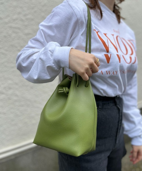 mi via loca（ミヴィアロカ）の「フェイクレザー巾着バッグ（ショルダーバッグ・レディース・ホワイト/グリーン/イエロー/ブラック/ブルー・FREE）」の9枚目の写真