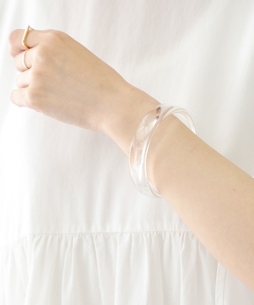 URBAN RESEARCH Sonny Label（アーバンリサーチサニーレーベル）の「アクリルワイドバングル（バングル/リストバンド・レディース・クリア/ブラウン系その他・ONE）」の2枚目の写真