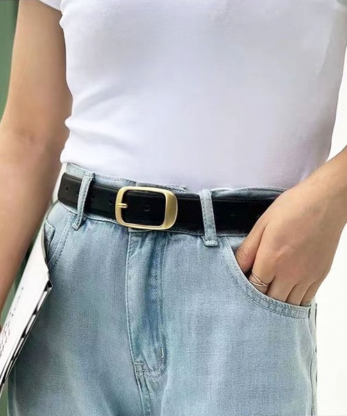 florist(フローリスト)の「レディースゴールドスクエアバックルレザーベルト(ベルト・レディース・ブラック/グレー/ブラウン/グレイッシュベージュ/グレー系3/ブラック系2/ブラック系3/ブラウン系2/ブラウン系3/ベージュ系2/ベージュ系3/グレー系2・S/M)」の2枚目の写真