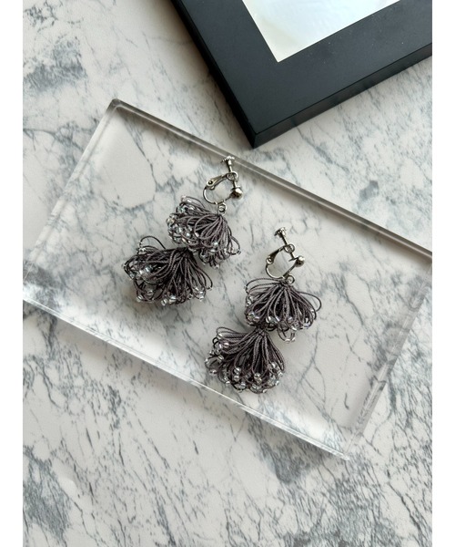 tone（トーン）の「【BTiC_N】ふわふわタッセルイヤリング(glay)(MA)（イヤリング・レディース・グレー・FREE）」の2枚目の写真