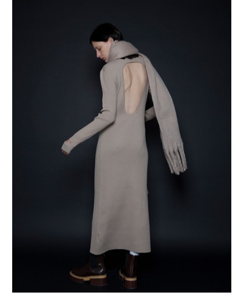 AMAIL（アマイル）の「Back open straight dress（ワンピース・レディース・ベージュ/ブラック/レッド・FREE）」の4枚目の写真