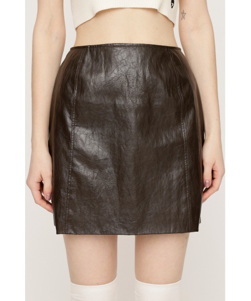 SLY（スライ）の「F/LEATHER TIGHT S/SK フェイクレザー タイト ショートスカート（スカート・レディース・カーキ/アイボリー/ブラウン・1/0）」の4枚目の写真