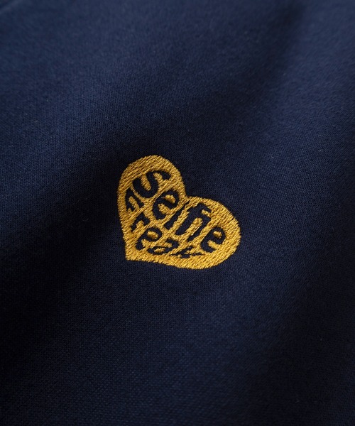 make a ray!(メイク ア レイ!)の「【Selfie Freak】ハートモチーフロゴ ワンポイント刺繍&サイドラインデザイン トラックジャケット/ジャージ/ビッグシルエット(ジャージ・レディース・ブラック/オフホワイト/ライトカーキ/ネイビー・M/L/XL)」の9枚目の写真