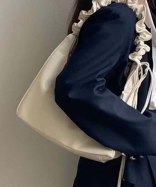 DIAVEL（ディアベル）の「2WAY ギャザーショルダーバッグ（ショルダーバッグ・レディース・ホワイト/シルバー/ブラック/レッド・FREE）」の5枚目の写真