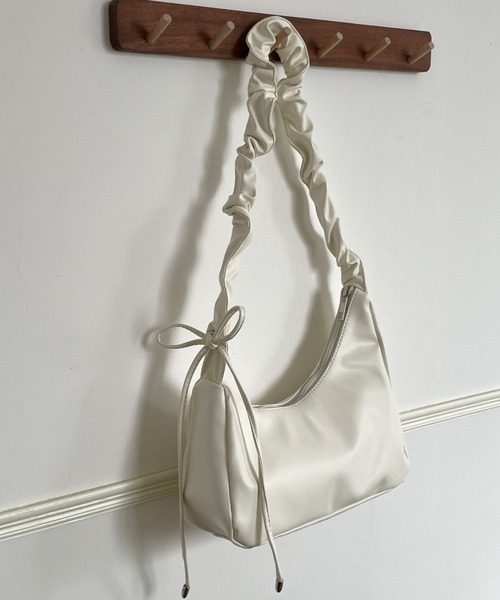 DIAVEL（ディアベル）の「2WAY ギャザーショルダーバッグ（ショルダーバッグ・レディース・ホワイト/シルバー/ブラック/レッド・FREE）」の16枚目の写真